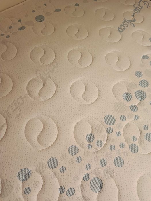 Quarto completo de casal - Cama, estrado, colchão, 2 mesinhas de cabeceira, camiseiro e candeeiros - Baixa de preços