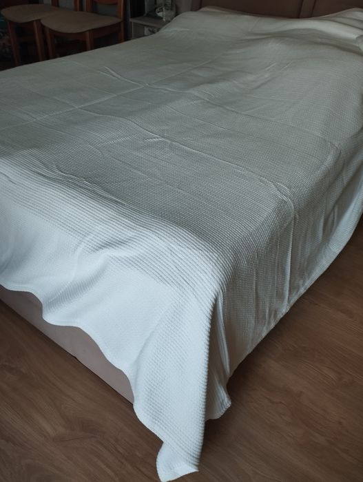 Narzuta na łóżko biała nowa