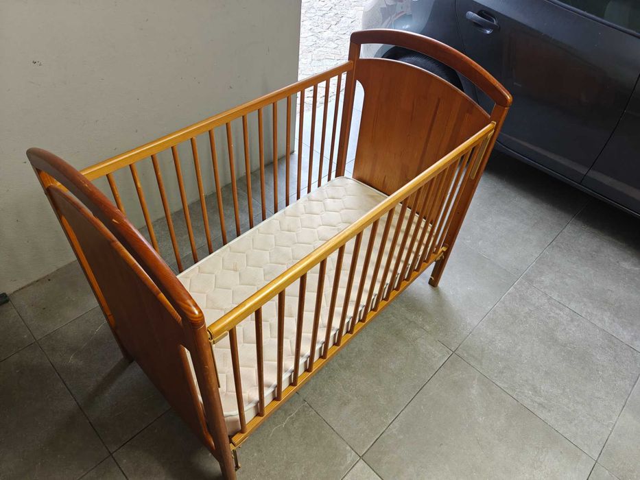 Vendo cama de bébé - Muito bom estado, colchão incluído
