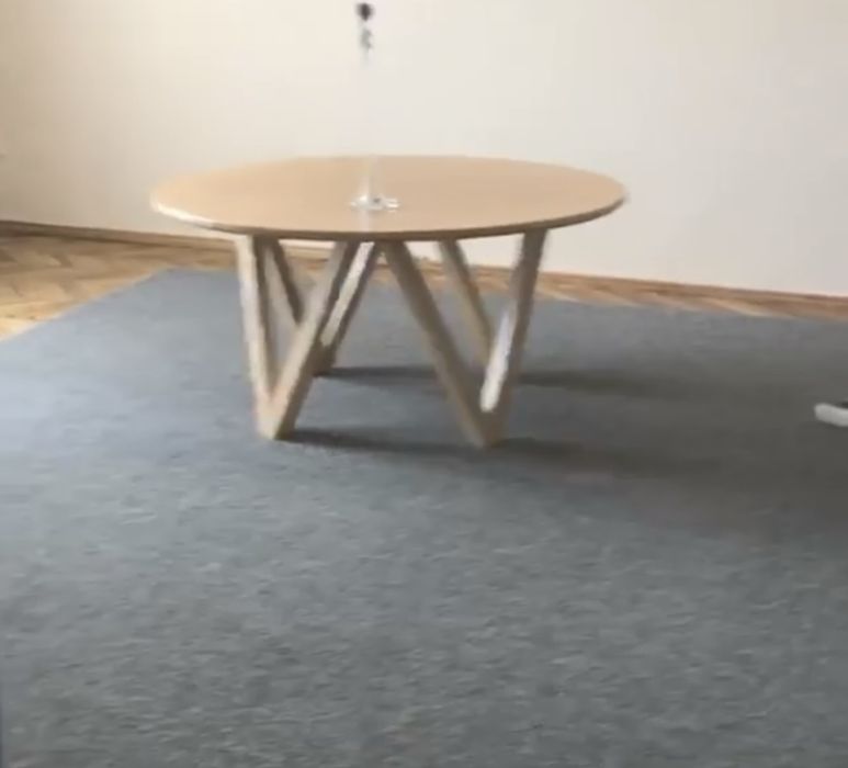 Стіл круглий з лакованої фанери