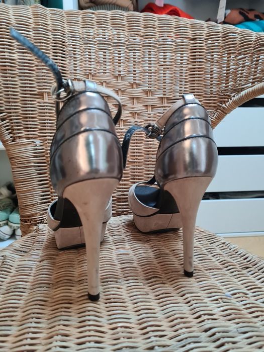 Sandálias altas bege 36