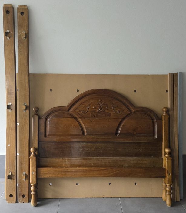 Quarto de Casal em Madeira Maciça (Cama + Cómoda c/ Espelho + 2 Mesinhas de Cabeceira