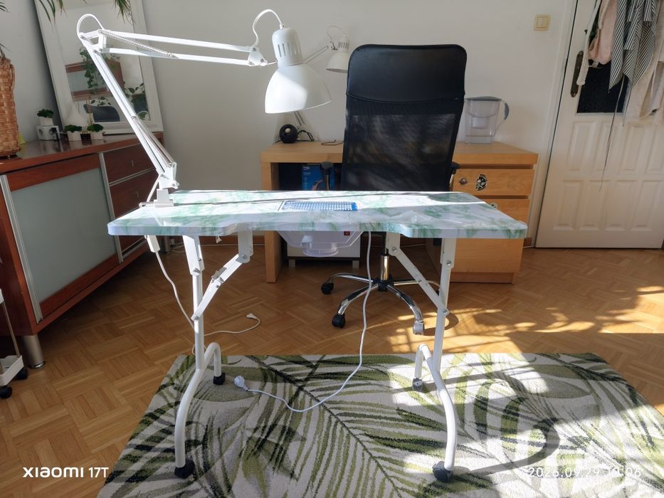Przenośny stolik do manicure z lampą i pokrowcem