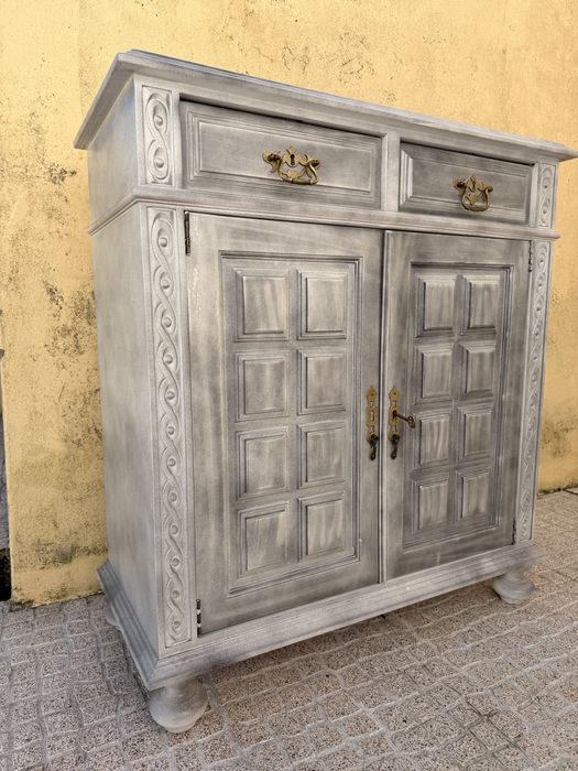 Armário em mogno antigo lacado