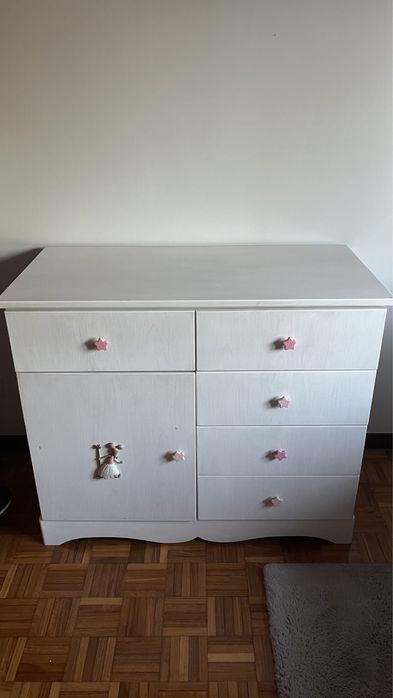 Cómoda branca com puxadores de estrela