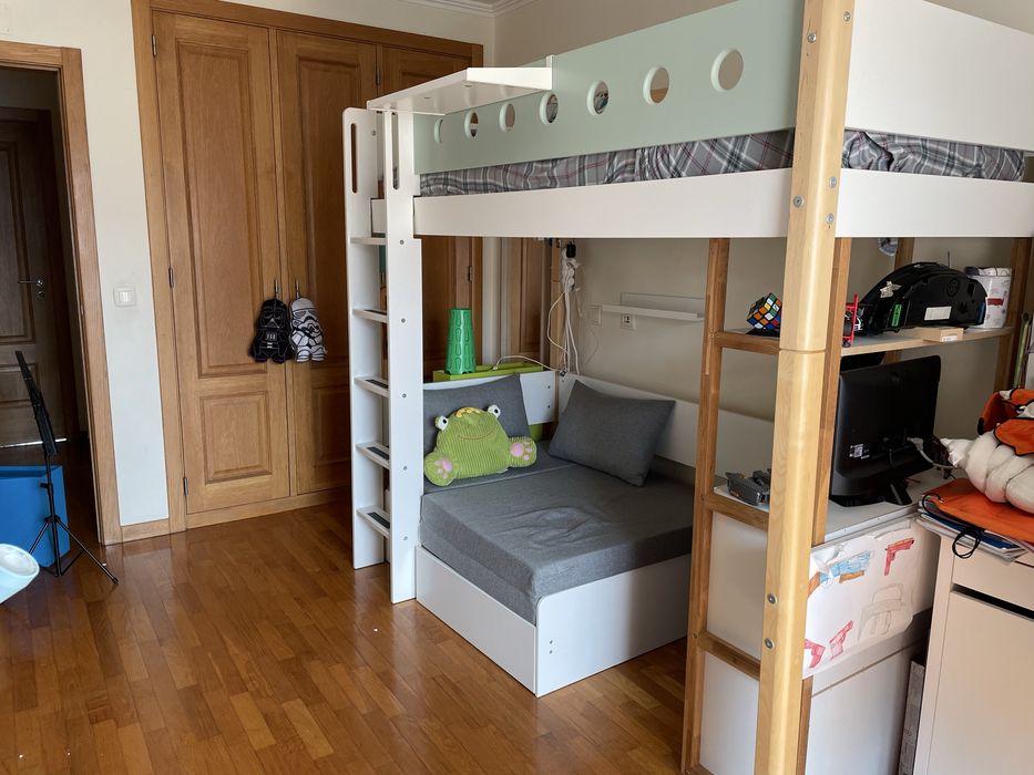 Cama alta Flexa white com sofá, prateleira e móvel para TV