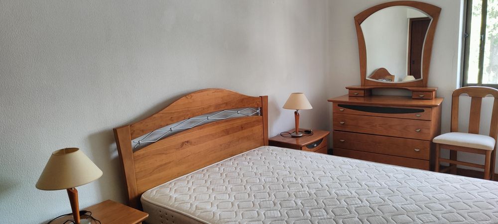 Mobília de quarto em pinho mel,usada, mas em bom estado de conservação.
