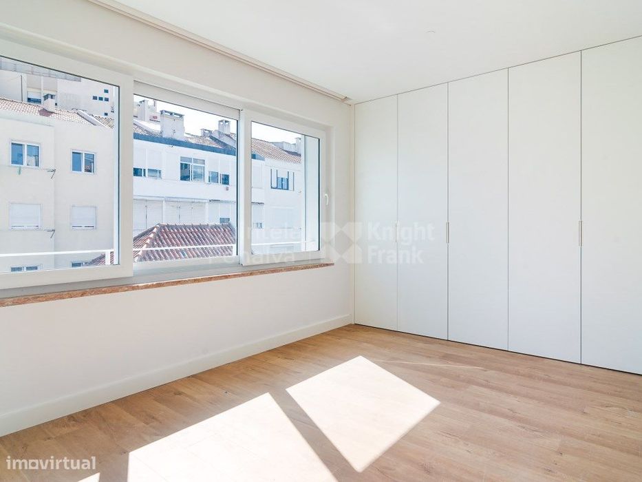 Apartamento T2 com varanda para arrendamento em Algés