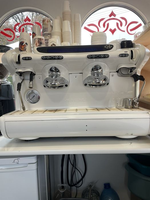 Кавомашина Faema Emblema біла та рожева