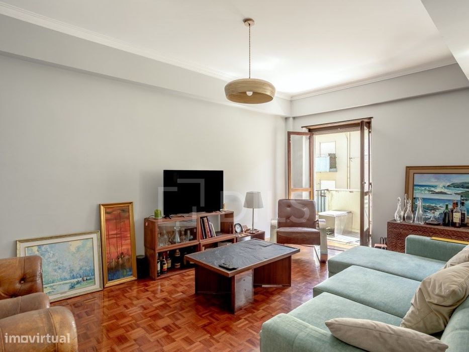 Apartamento T2 com varanda e elevador, em Oeiras.