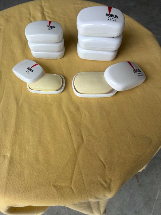 Sabonetes grandes com caixa de 30 cl - Qtd. 2836 und.