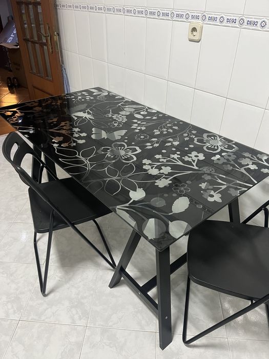 Mesa em vidro com dois cavaletes