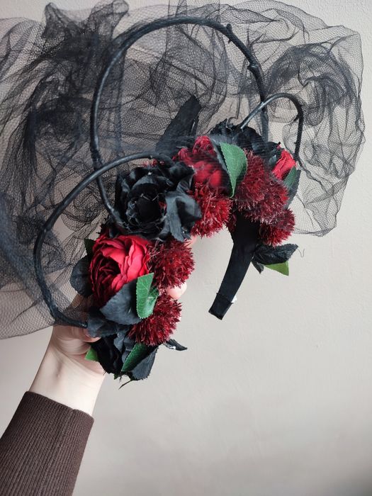 Wianek na opasce handmade gotycki czarne czerwone róże