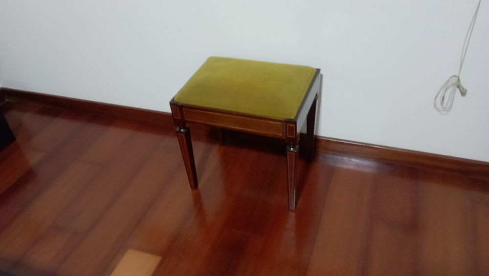 Credência+ cadeira+ banqueta