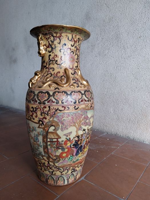 Vaso Satsuma Oriental Grande com Relevos Dourados e Cena Palaciana