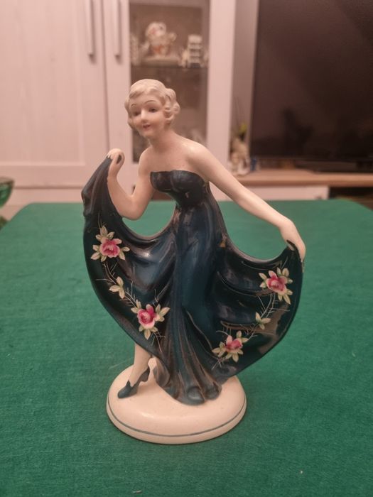 Porcelana figurka tancerki/Japonia lata 20-30 ubiegłego wieku