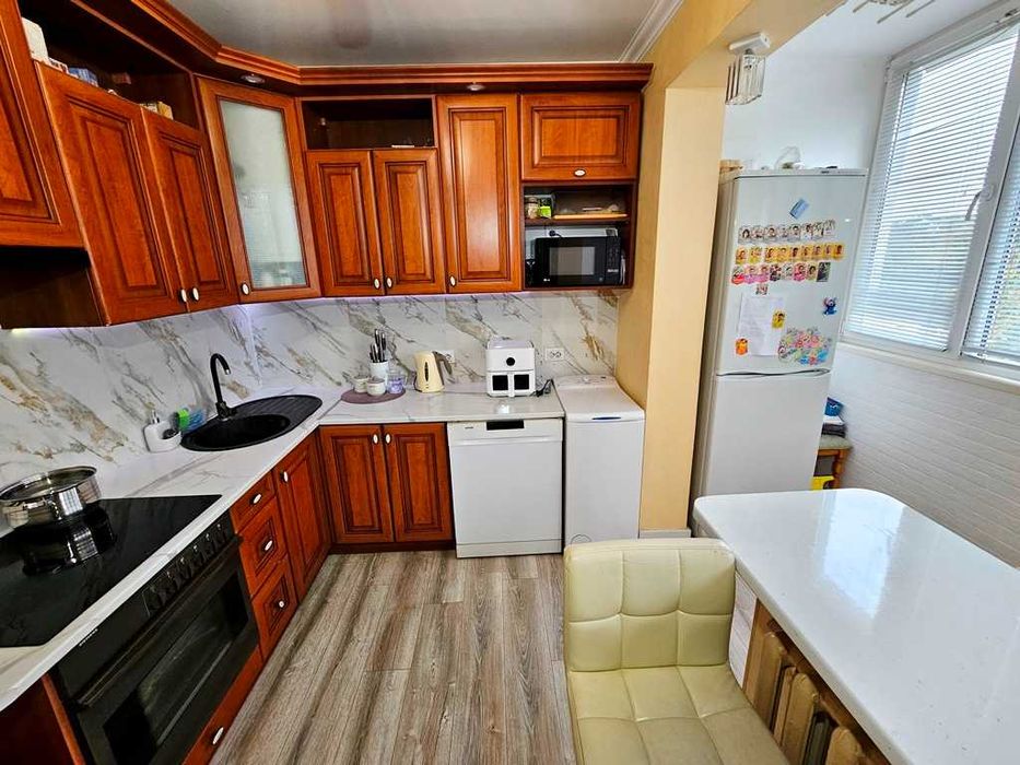 Продається житлова 3-кімнатна квартира на 2-поверсі біля парку...