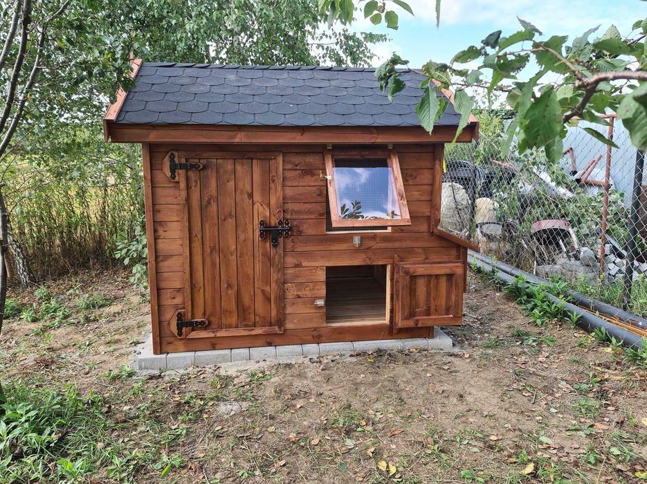 Kurnik dla kur od ręki na nozkach