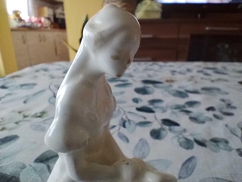 PRL figurka kobiety  cienka porcelana