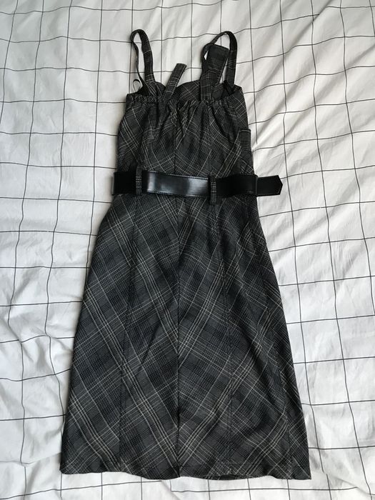 Elegancka, dopasowana sukienka na ramiaczkach