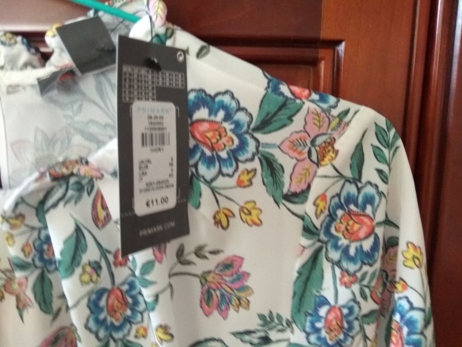 Blusas de mulher com flores folho na gola.Tam.M