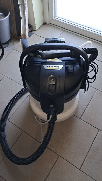 Продам майже новий миючий пилосос Karcher SE4
