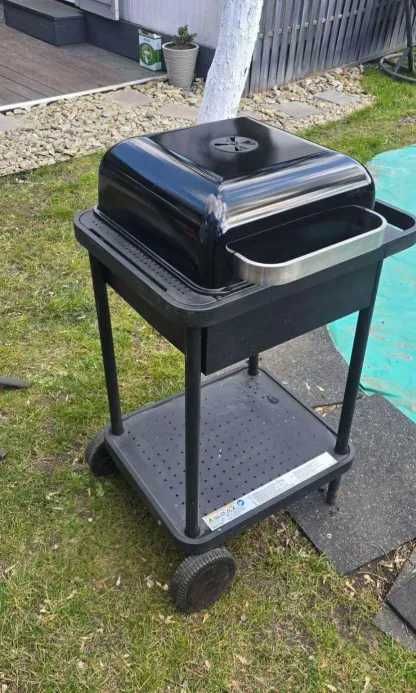 Solidny grill węglowy na kółkach z termiczną pokrywą, Stan Idealny