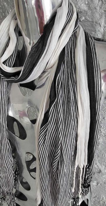 Guess szal  biało czarny