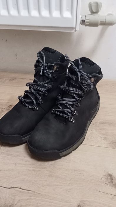 продам ботинки черние