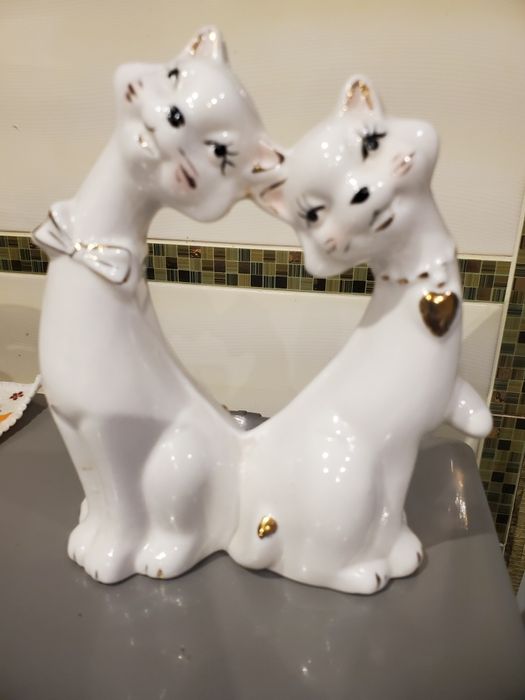 Продам  фарфоровую статуэтка