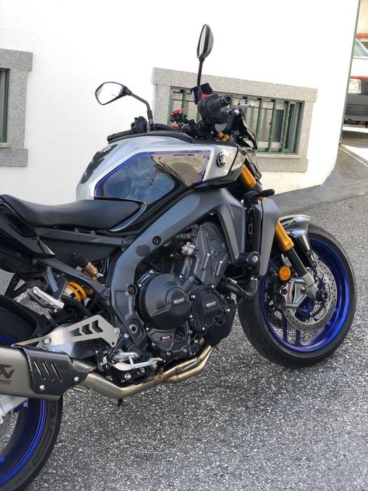 Yamaha MT 09 SP Akrapovic réplica + Extras