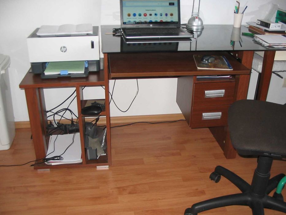 Biurko z wysuwanym blatem