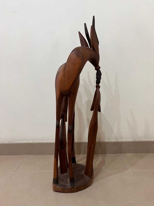 Escultura Artesanal de Veado em Madeira