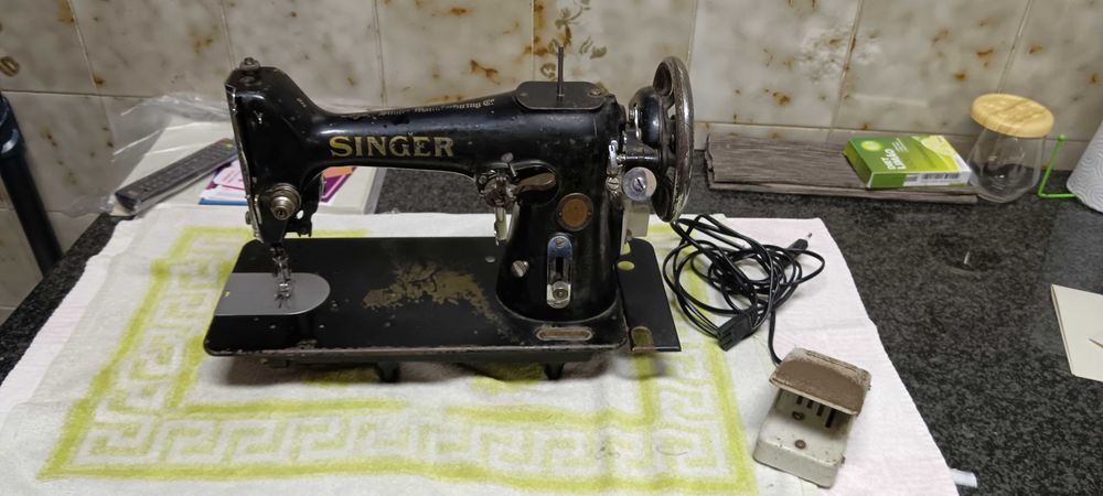 Maquina SINGER antiga a funcionar