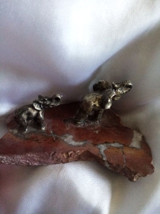 Figurka.Oryginalne słonie na marmurze.