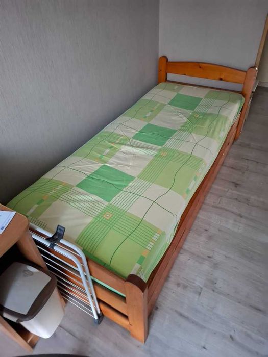 łóżko z materacem