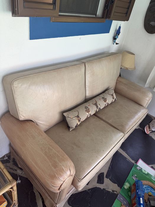 Sofá Cama em pele. Urgente. Venda por mudança de decoração