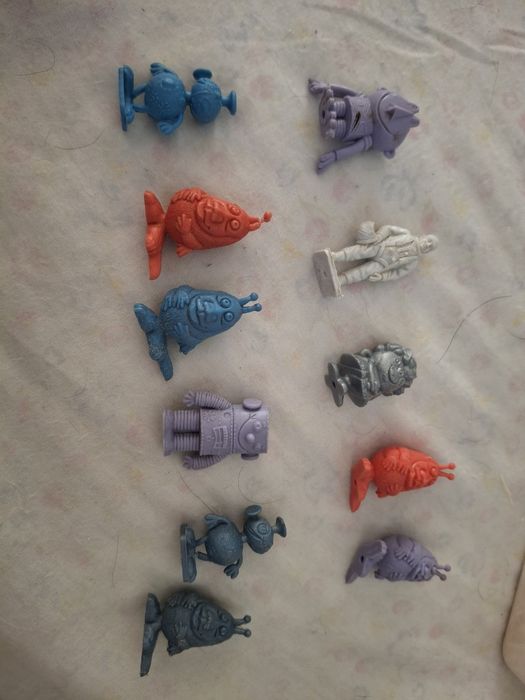 Bonecos monocromáticos gelados Olá espaço 2 fotos