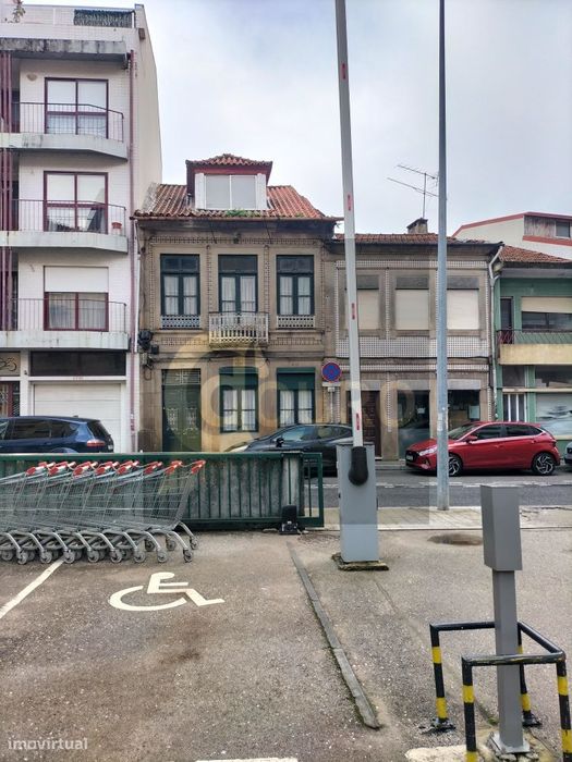 Prédio Na Rua Costa Cabral - Junto À Areosa