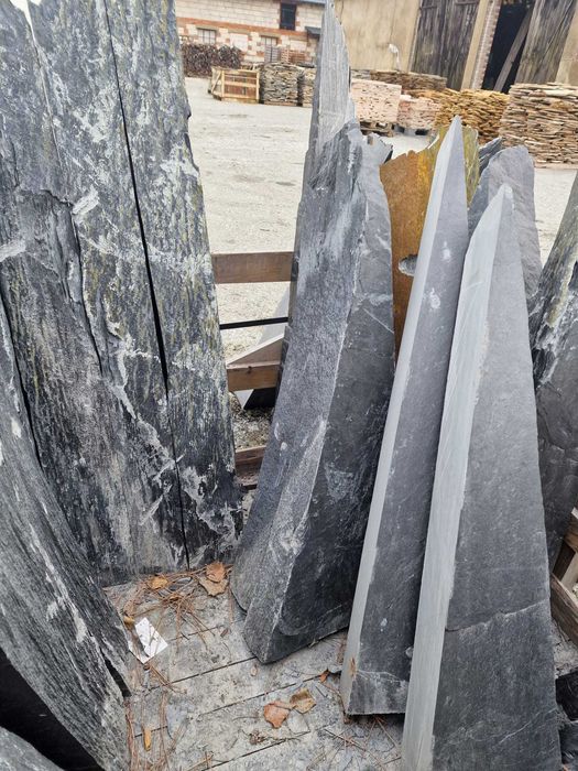 Czarny łupek monolit kamienny kamień naturalny gigant