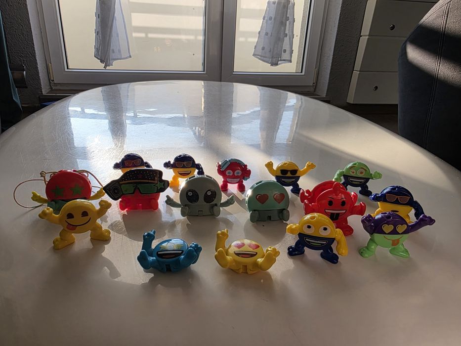 Figurki liga Sprawiedliwości i Emoji