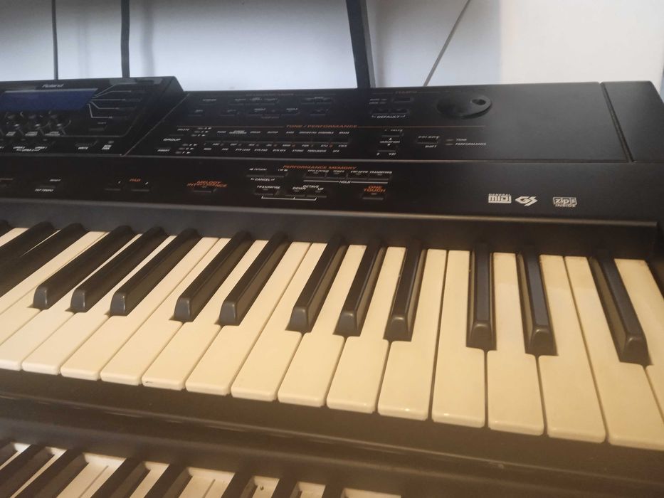 Roland G-1000. 76 teclas.