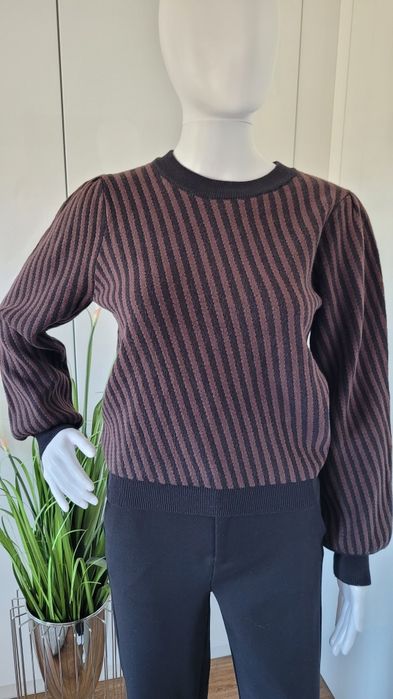 Sweter damski w paski z bufkami brązowy S