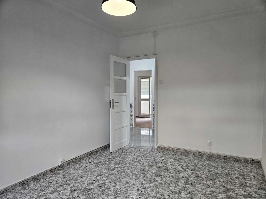 Apartamento T2 para arrendamento - ao Largo 1º de Maio, Brandoa