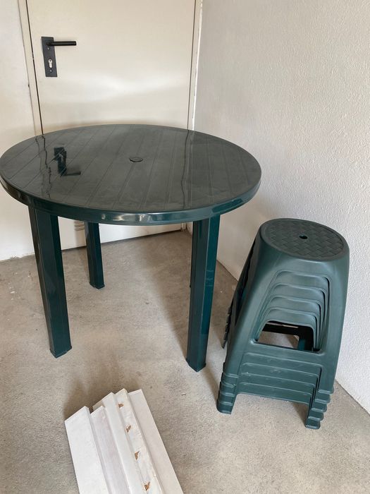 Mesa redonda verde de jardim