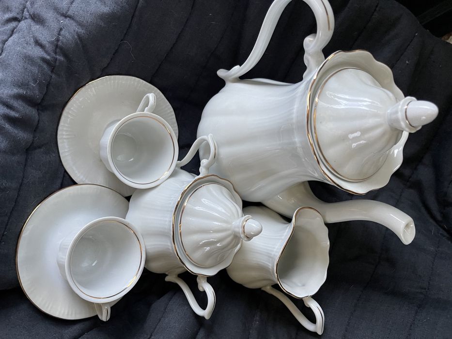 Serviço chá branco com debruado fio dourado