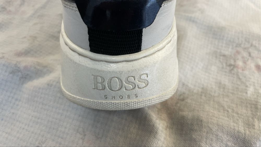 Sapatilhas BOSS com uso normal.