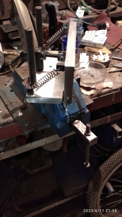 Пристосування для виведення спусків ножа