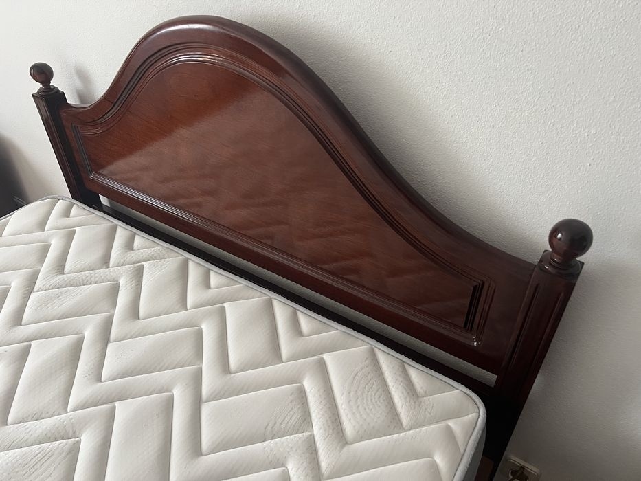 Cama completa em madeira mogno