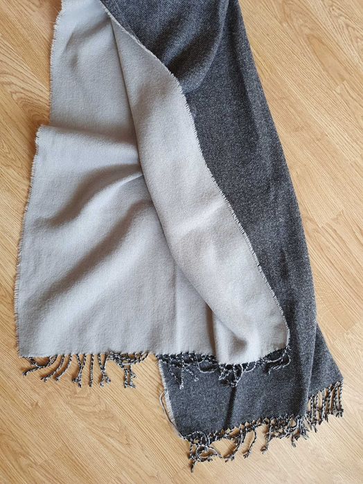 Szary ciepły szal